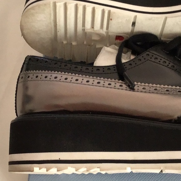 Authentic Prada women’s Oxford sneaker - Picture 6 of 13